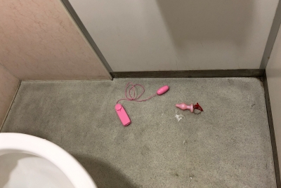 男女共用トイレの個室でゴソゴソする若カップル…
