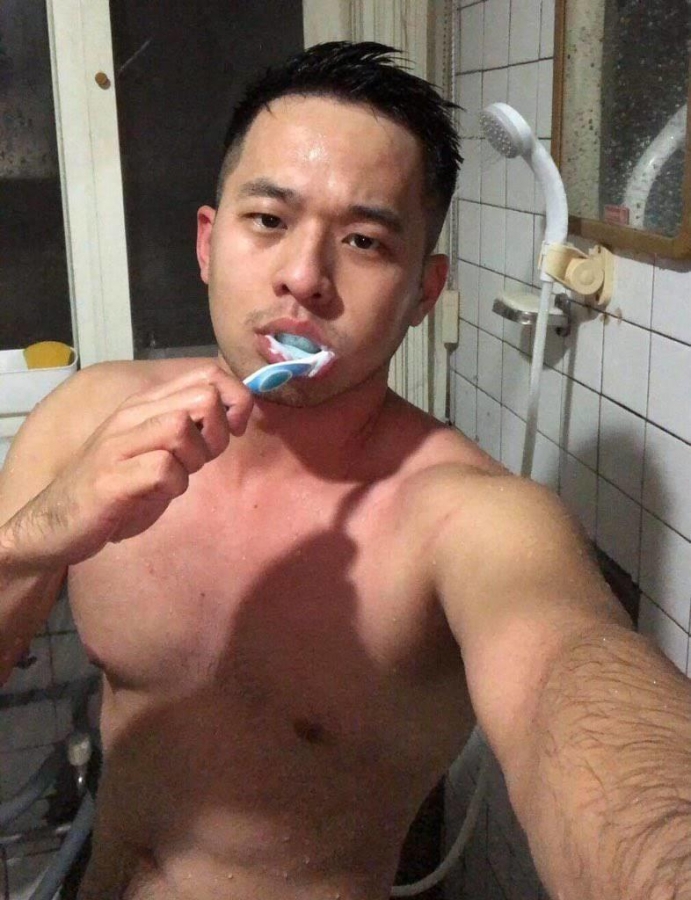 お風呂で全裸歯磨きマッチョ