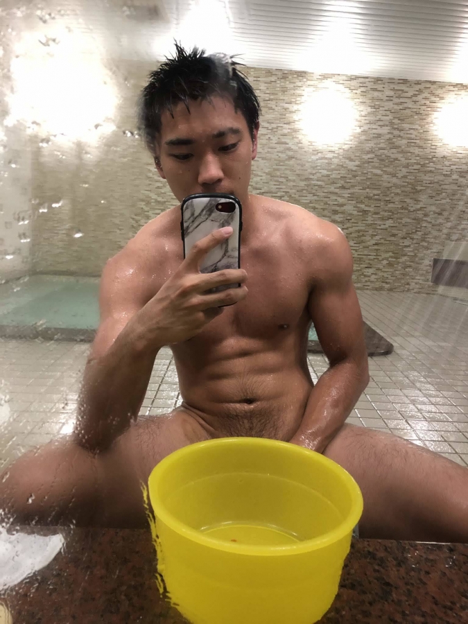 細マッチョ男子が大浴場で素っ裸ギリギリ自撮り