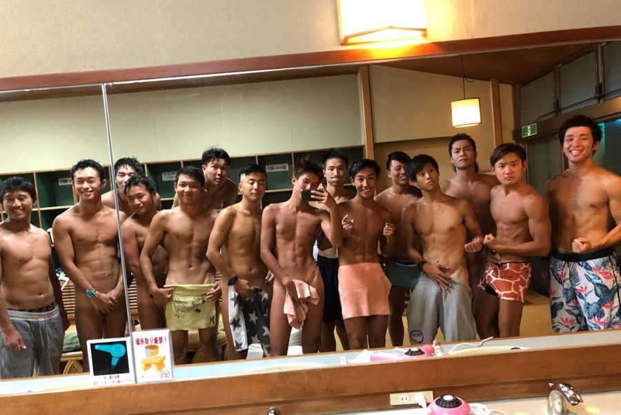 裸のノンケ体育会系男子が脱衣所で大集合記念撮影